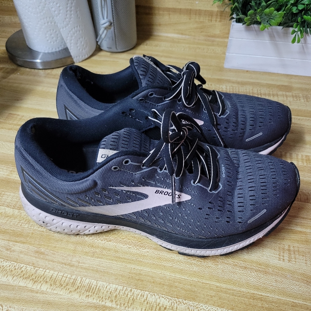 Brooks Ghost 13 Grey and Pink